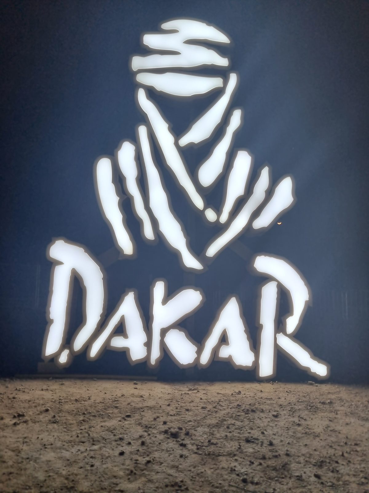 Beleuchtetes Dakar-Logo bei Nacht
