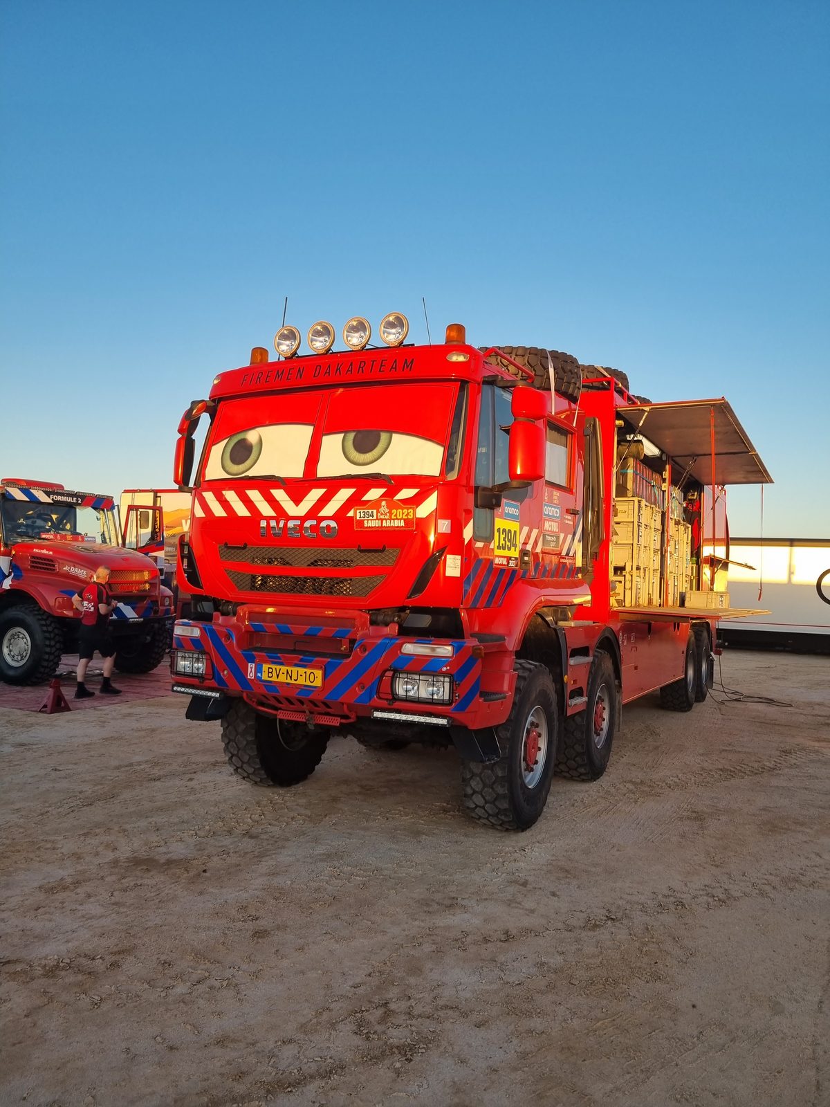 Roter Assistenz-Truck im Biwak