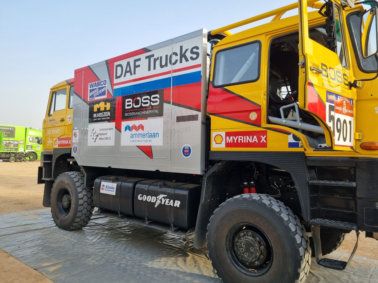 Rallye-Truck im Biwak der Dakar