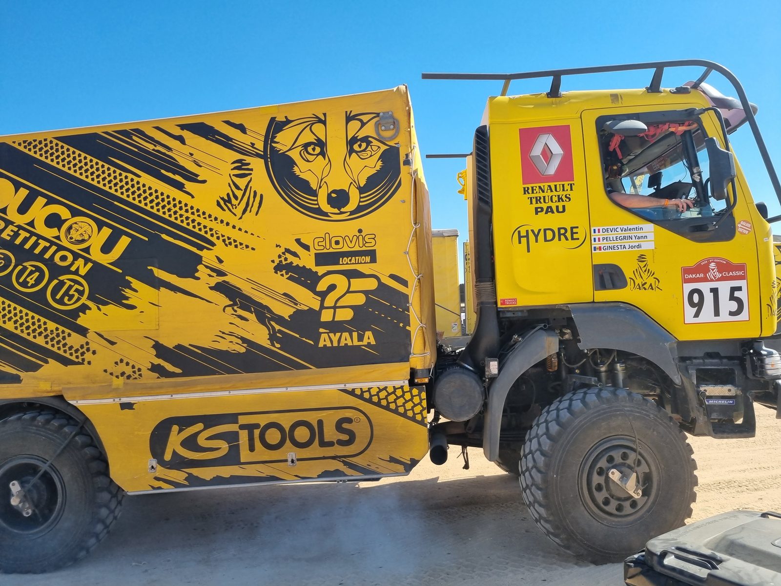 Gelber Renault-Rallye-Truck in der Wüste