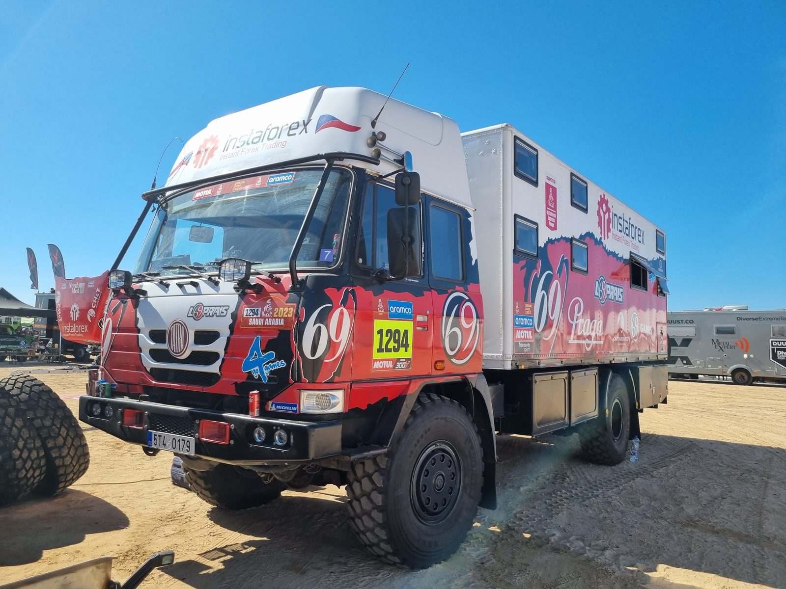 Rallye-Truck im Dakar-Biwak