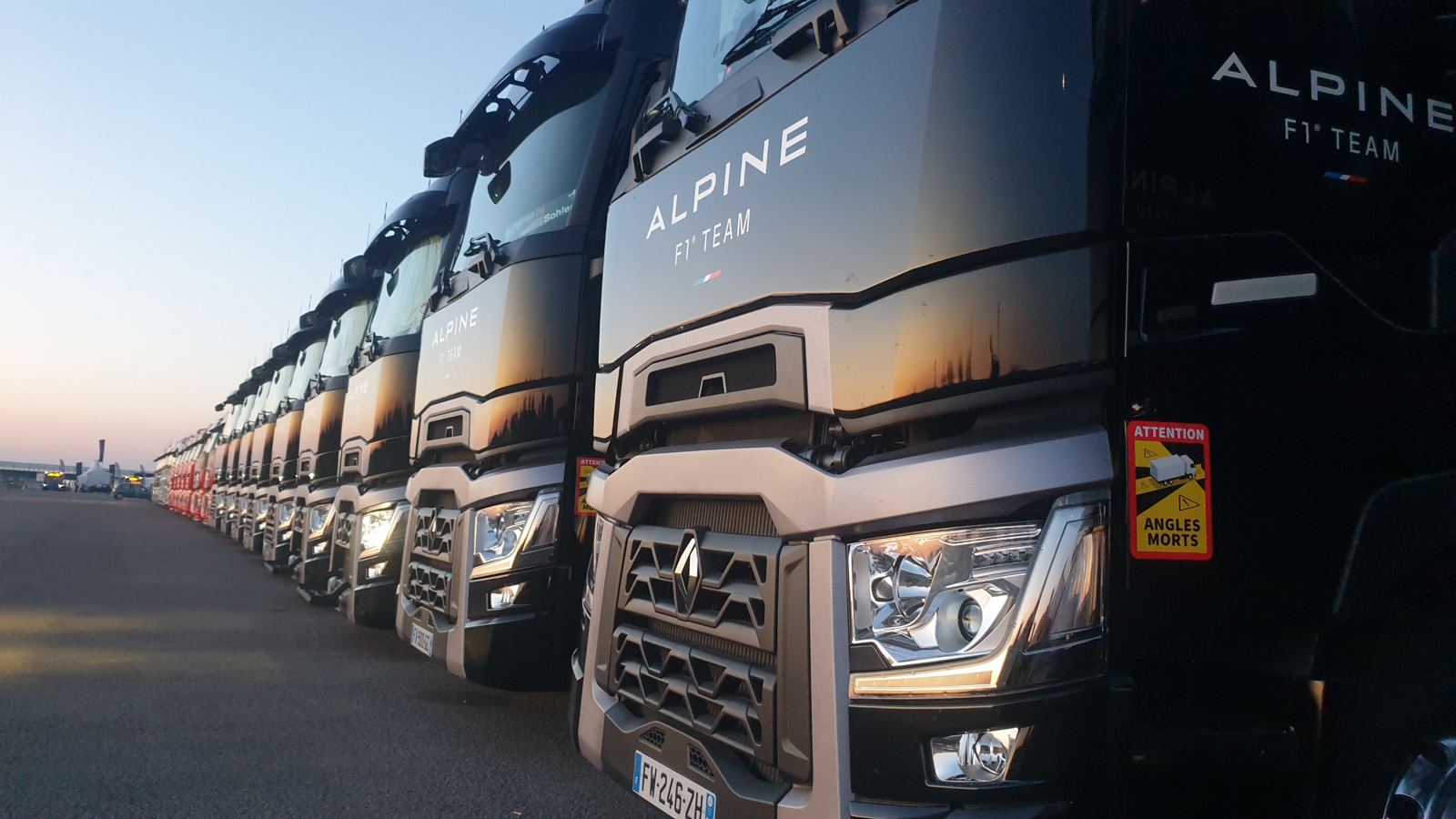 LKW-Konvoi des Alpine F1 Teams in der Abendsonne