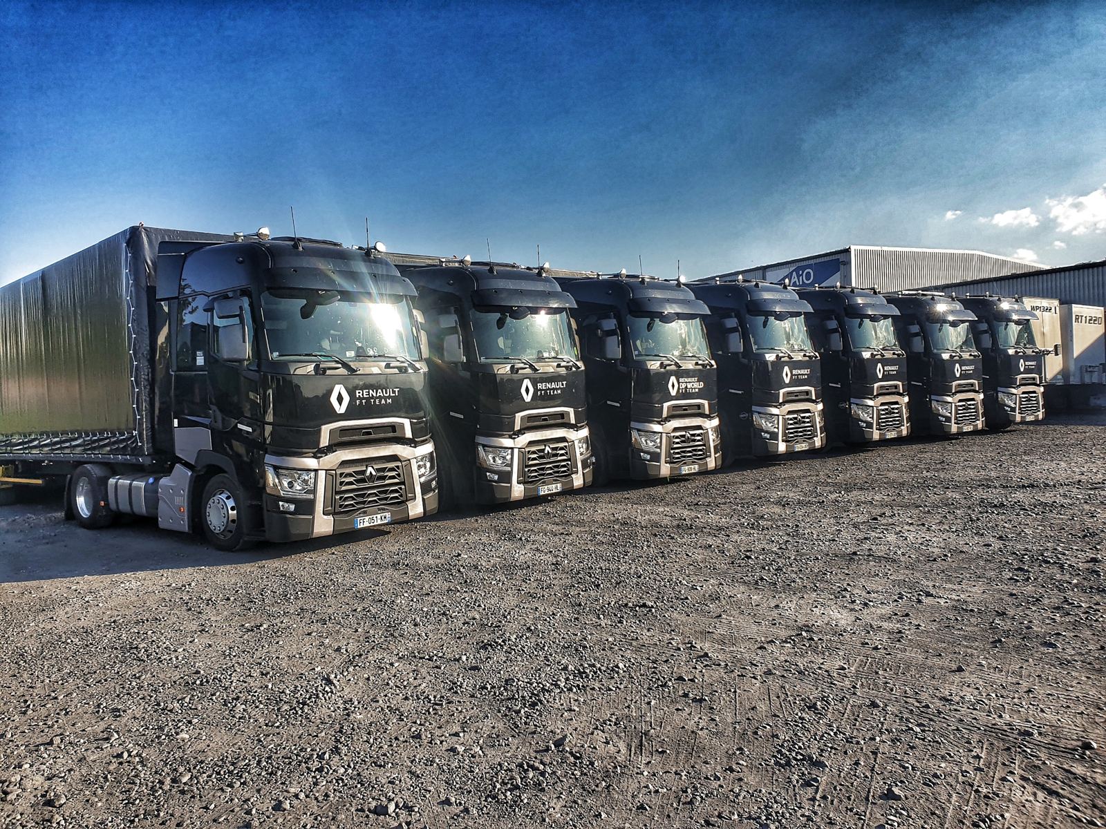 Reihe von Formel-1-LKW vor dem Transport