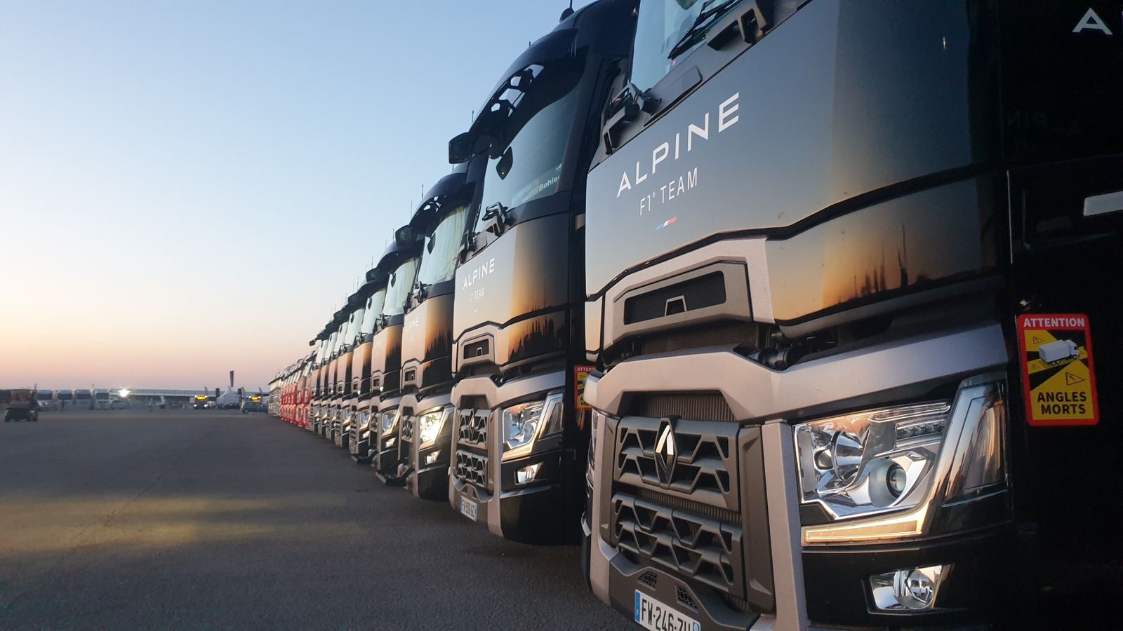 Formel-1-LKW im Sonnenuntergang