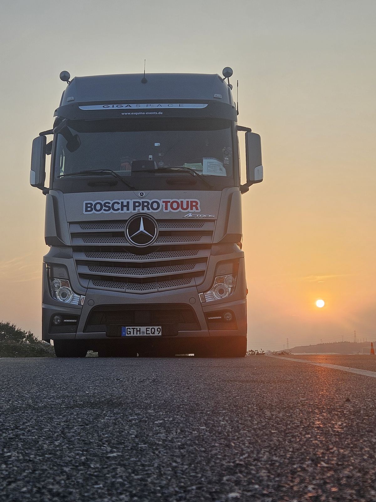Roadshow-Truck im Sonnenuntergang