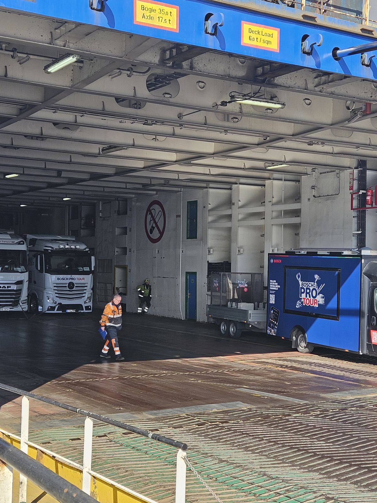 Truck beim Verladen auf eine Fähre