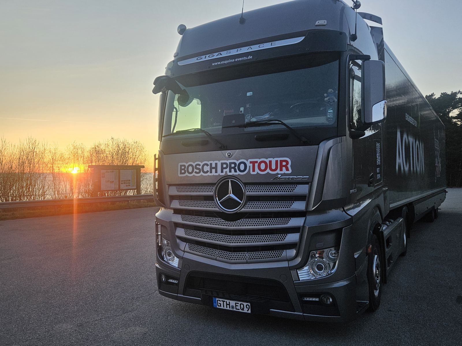 Showtruck von vorn bei Abendlicht