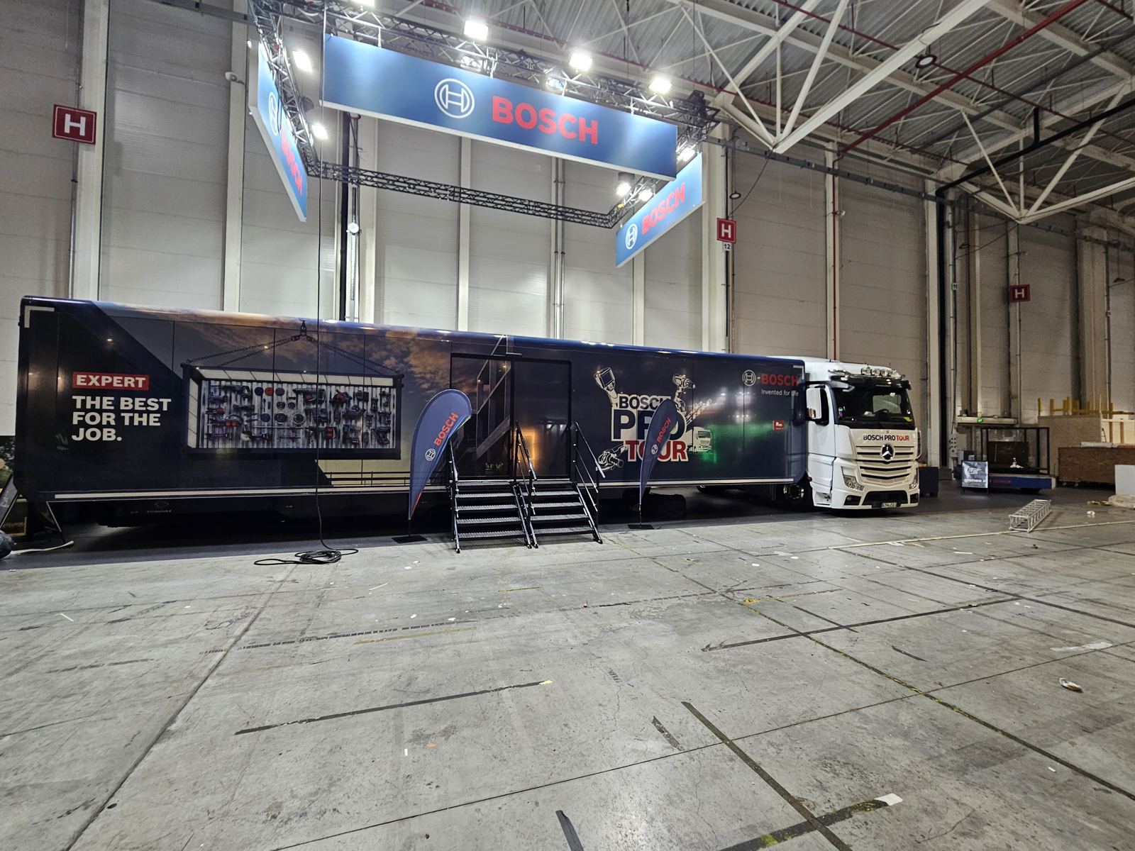 Roadshow-Aufbau in einer Messehalle