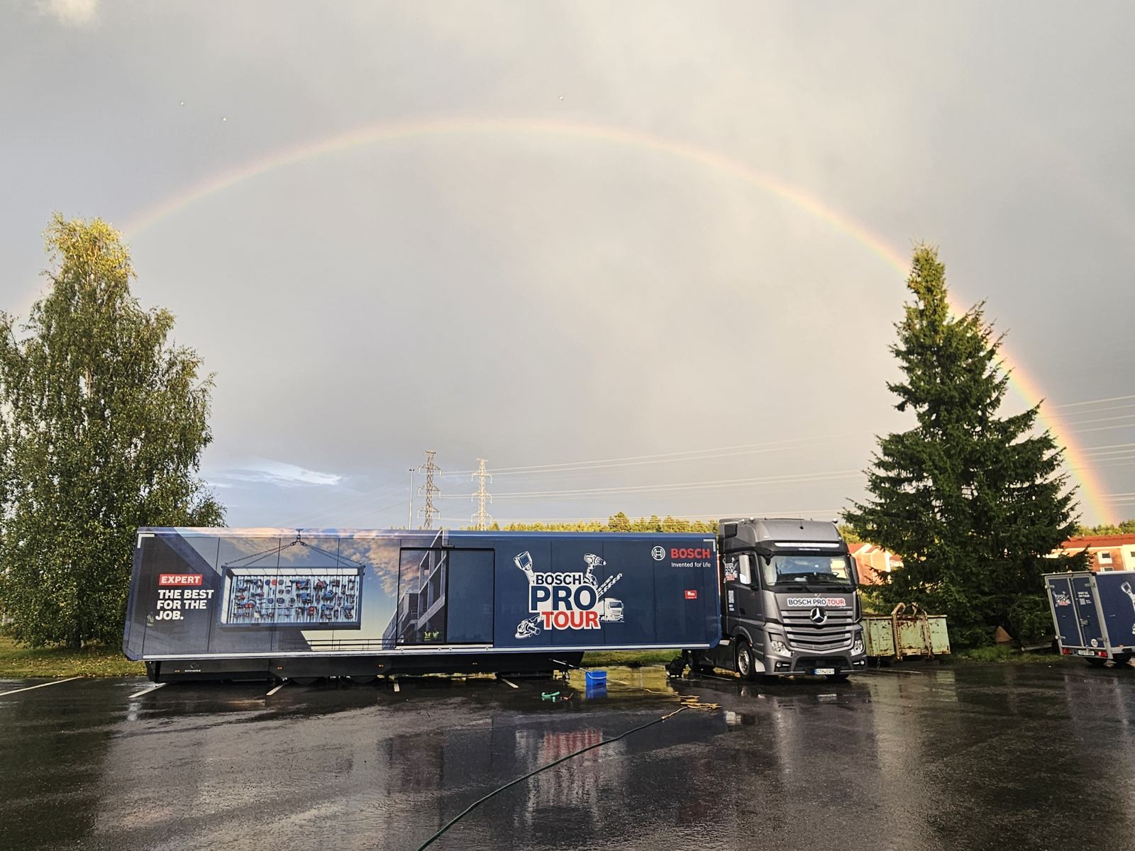 Showtruck unter einem Regenbogen