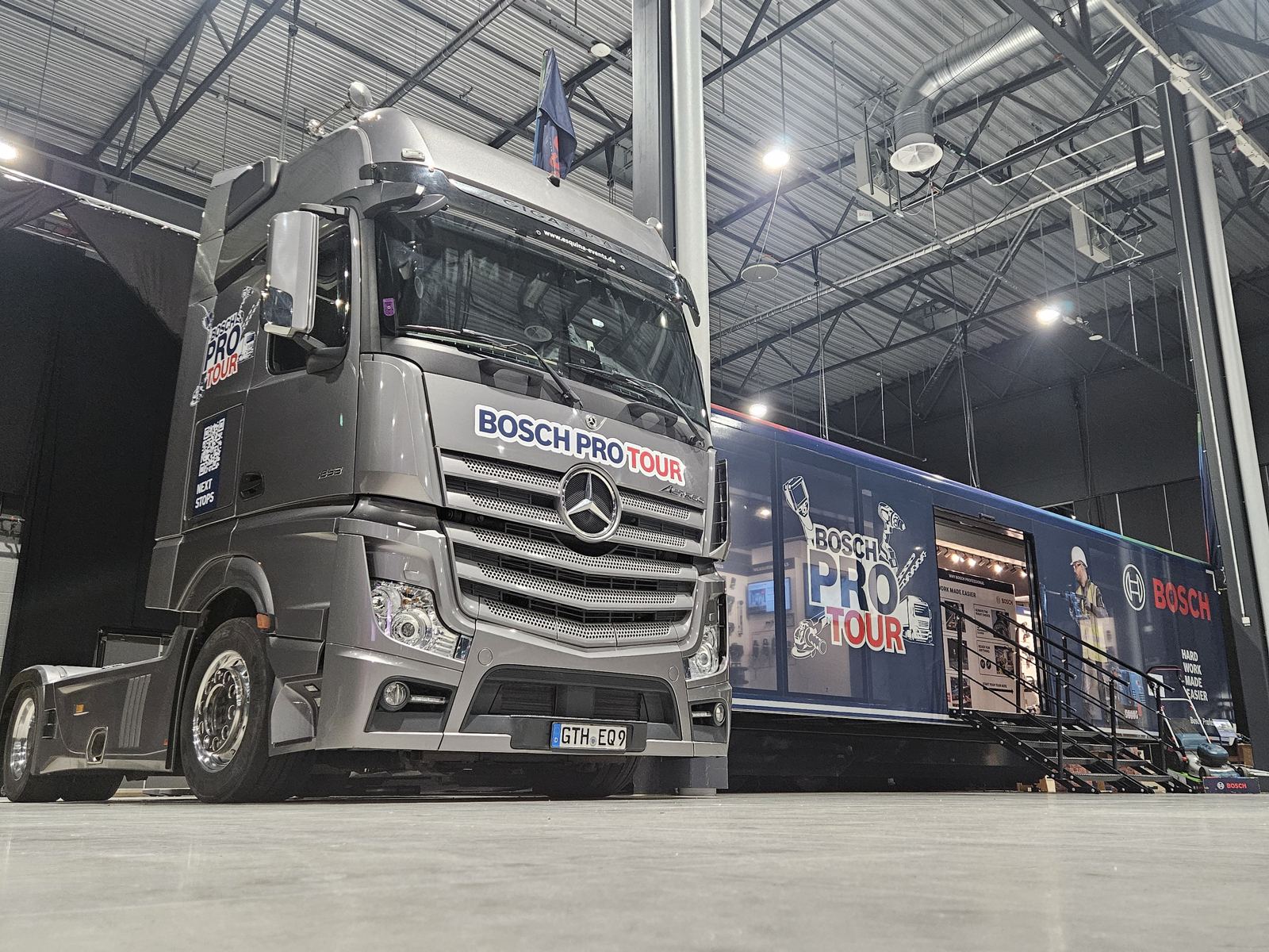 Roadshow-Truck in einer Halle