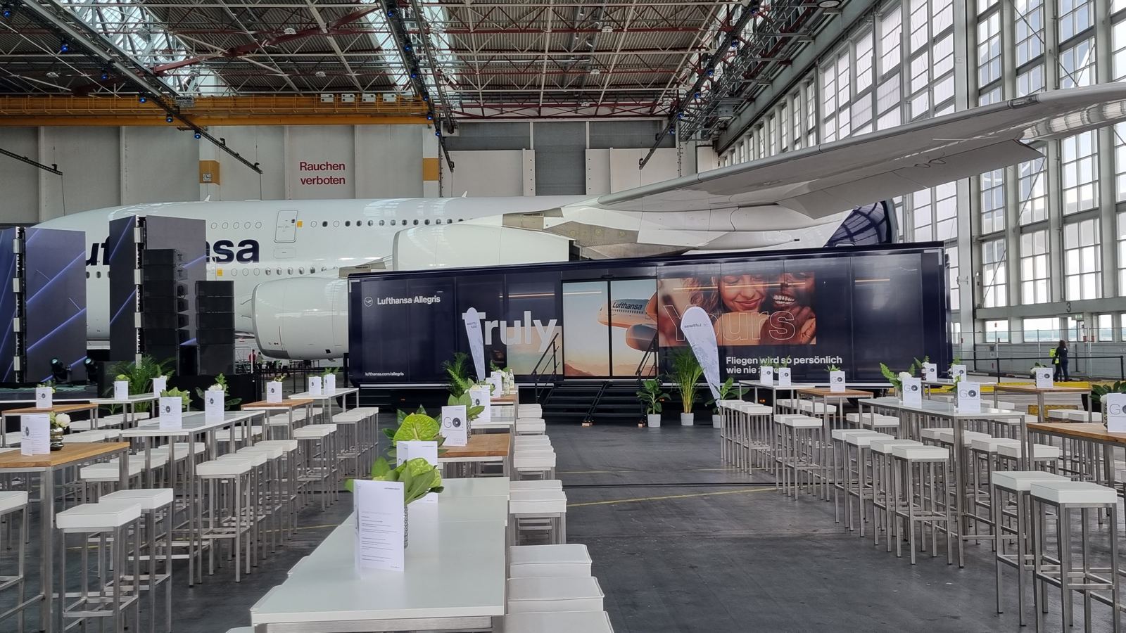 Eventaufbau im Hangar