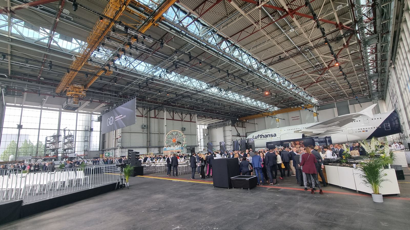 Event-Location mit Flugzeug im Hangar