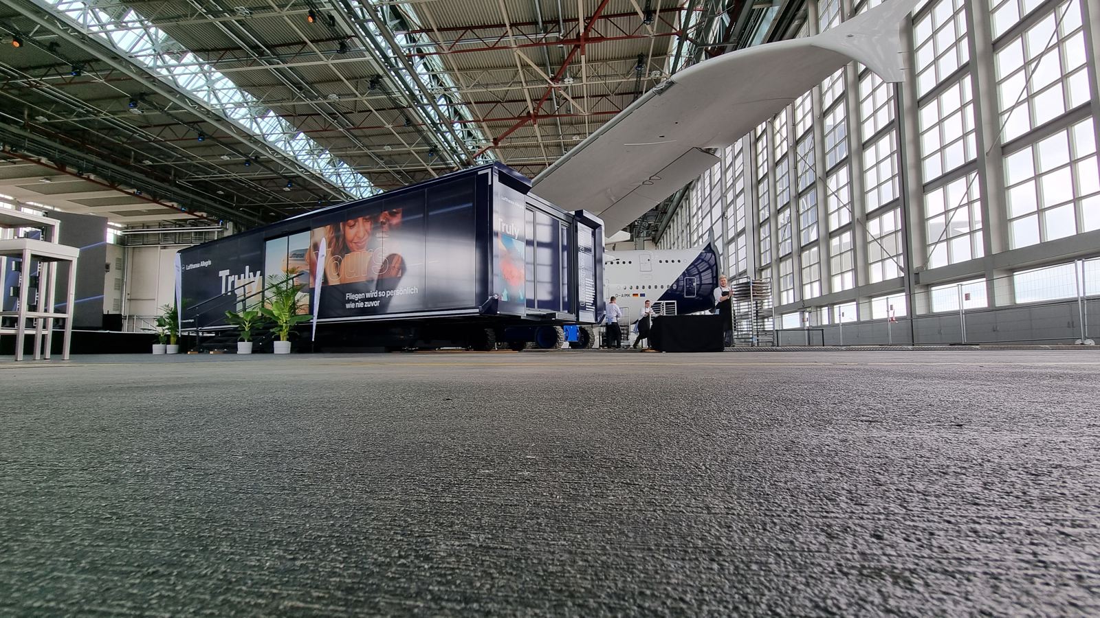 Showtruck in der Hangarhalle