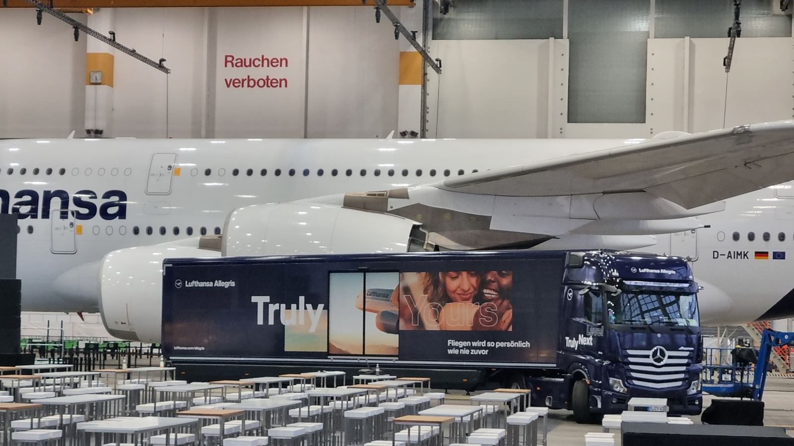 Showtruck im Flugzeughangar