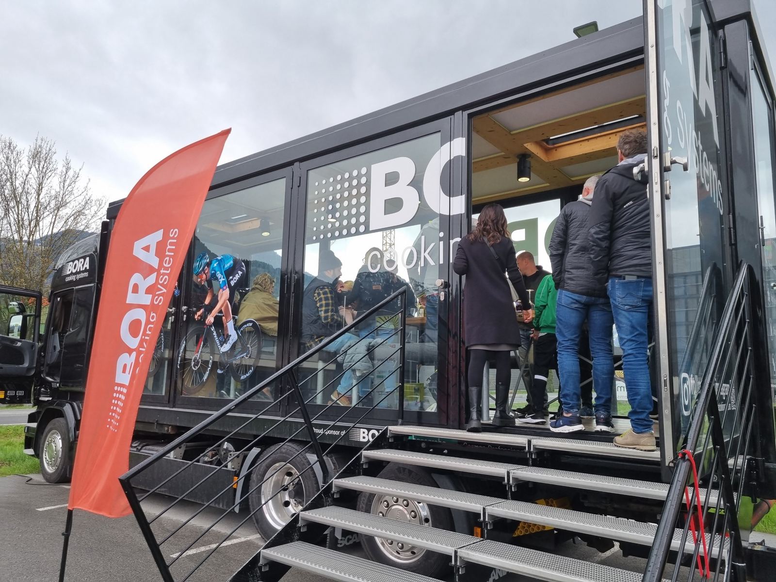 Promotion-Truck mit Besuchern