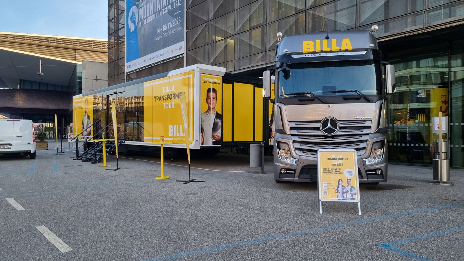 Tour-Truck vor einem Einkaufszentrum