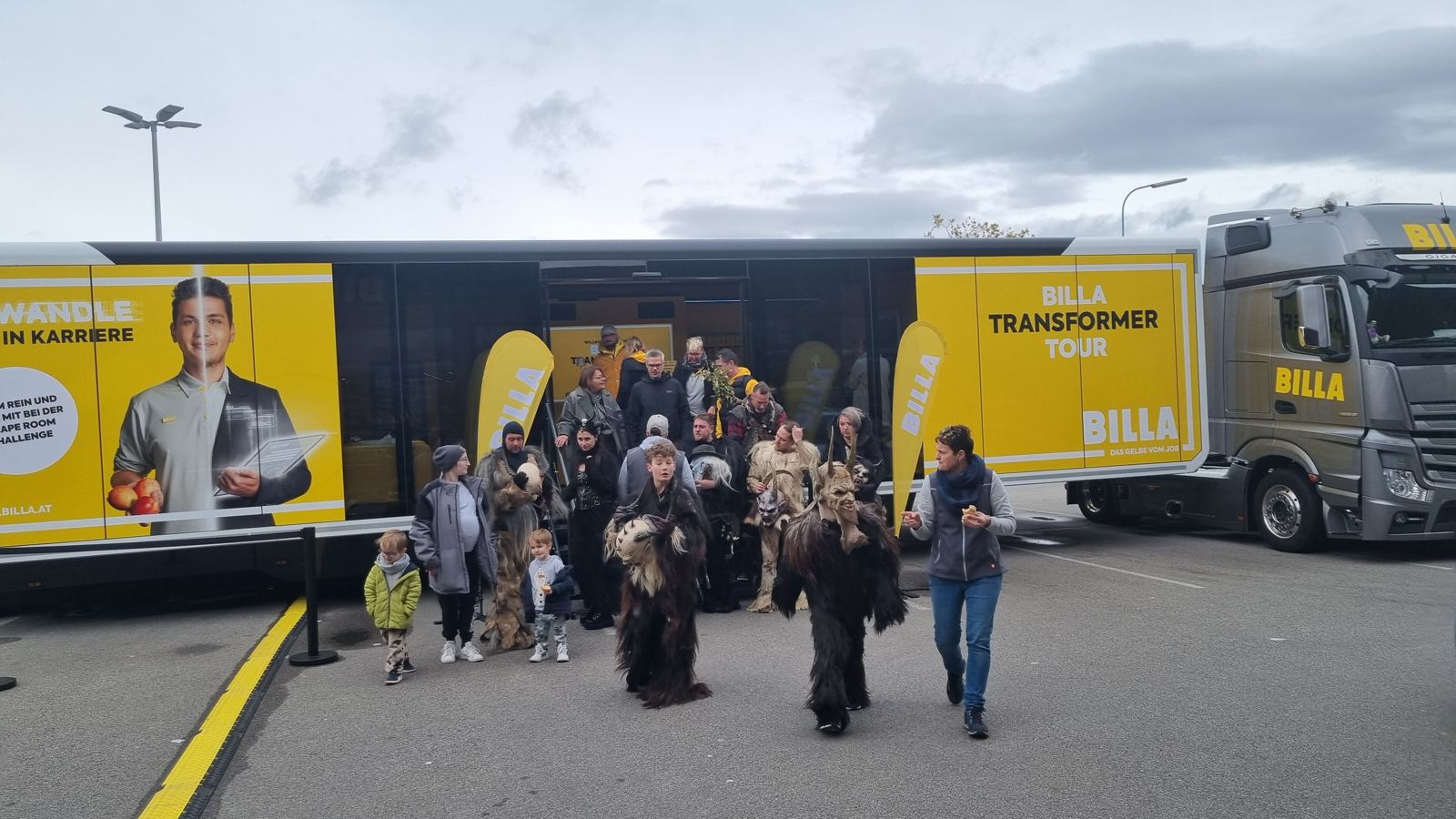 Besucher am Showtruck