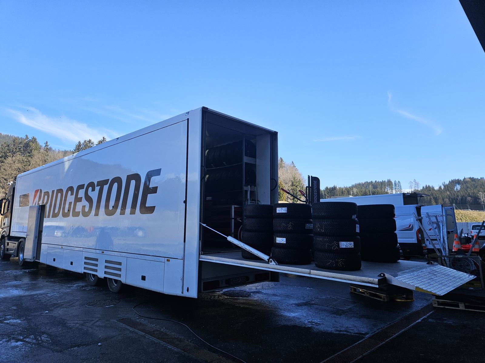 Service-Trailer in den Alpen