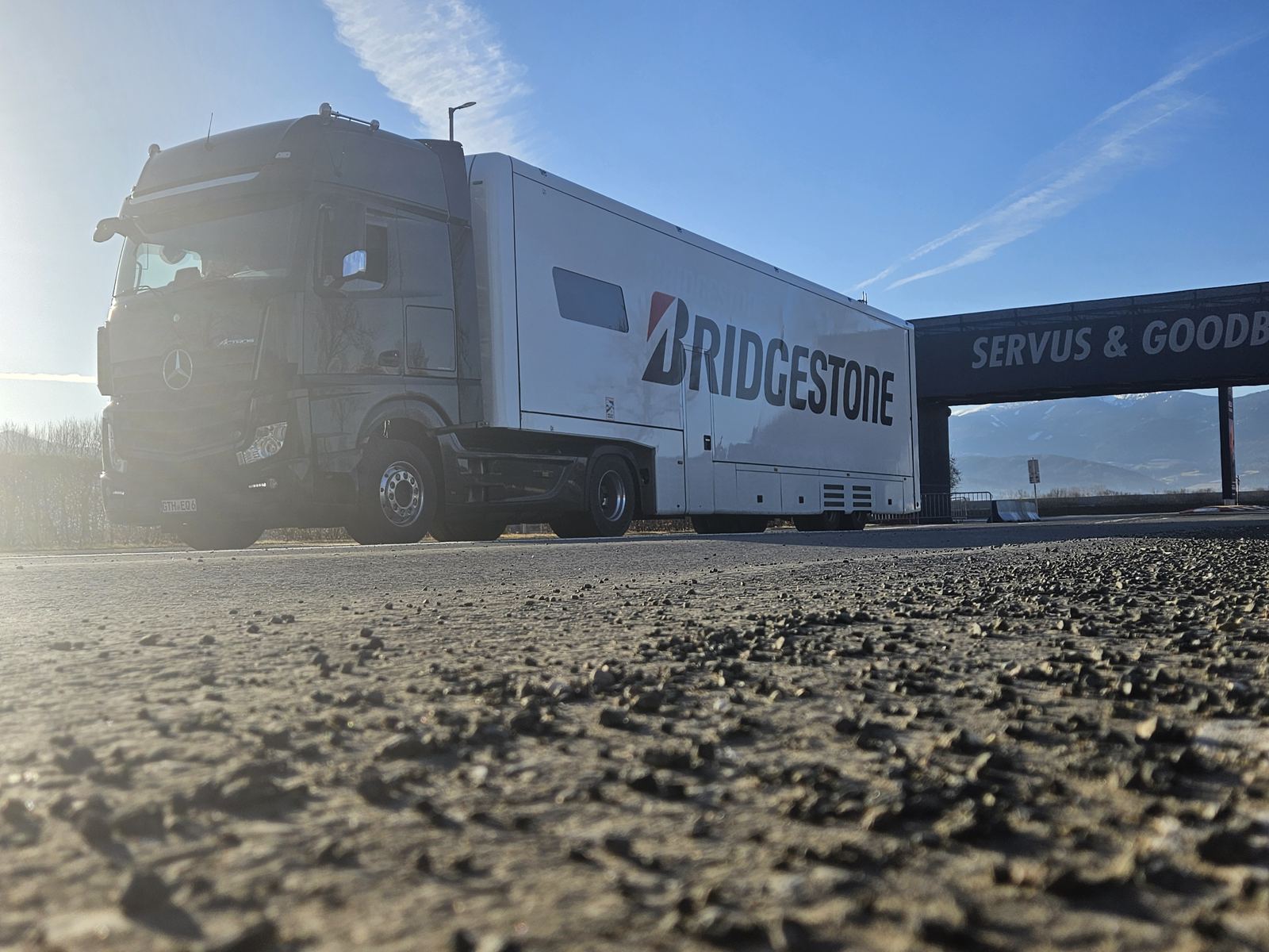 Truck vor Bergpanorama