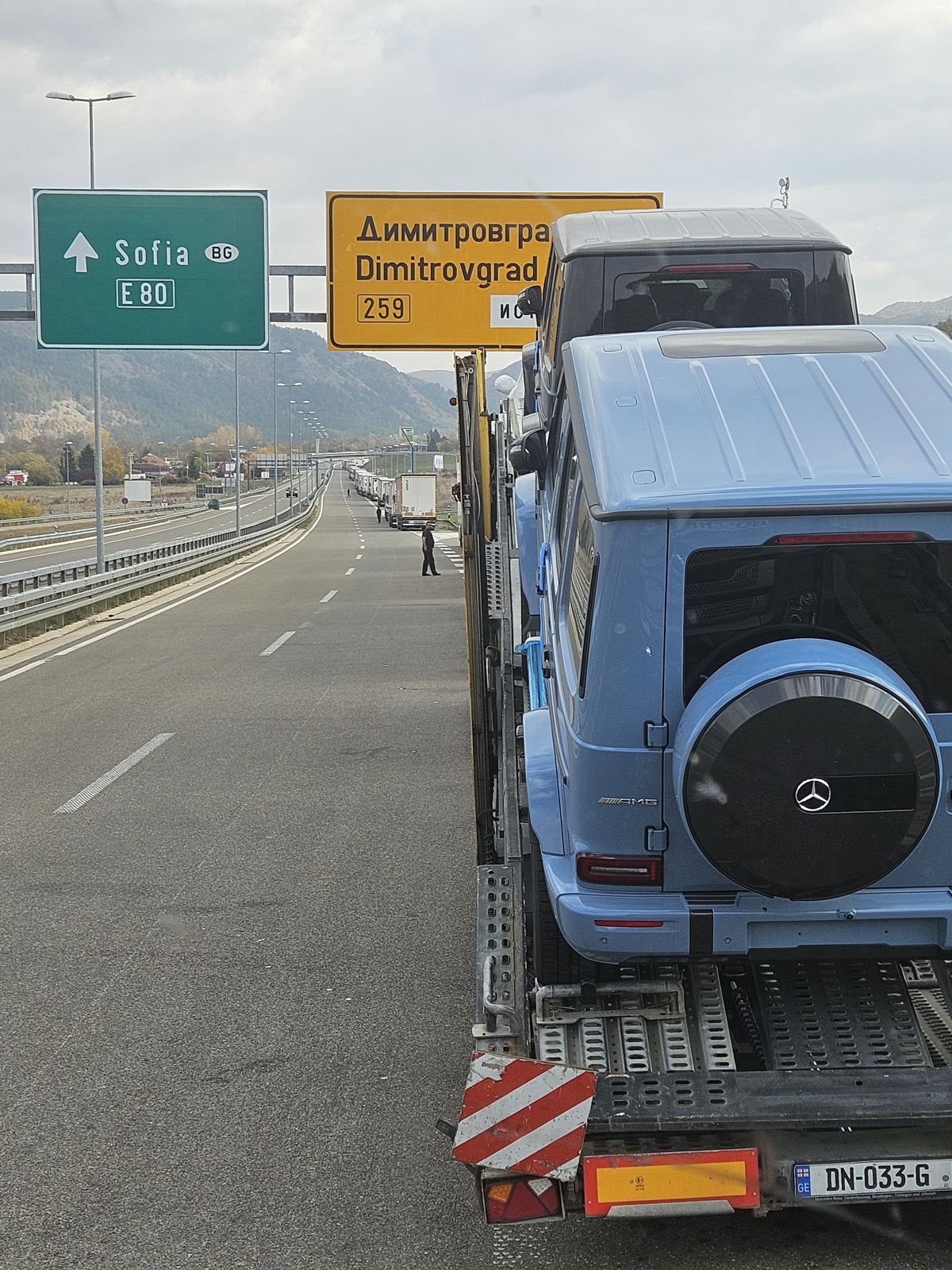 Geländewagen beim Transport
