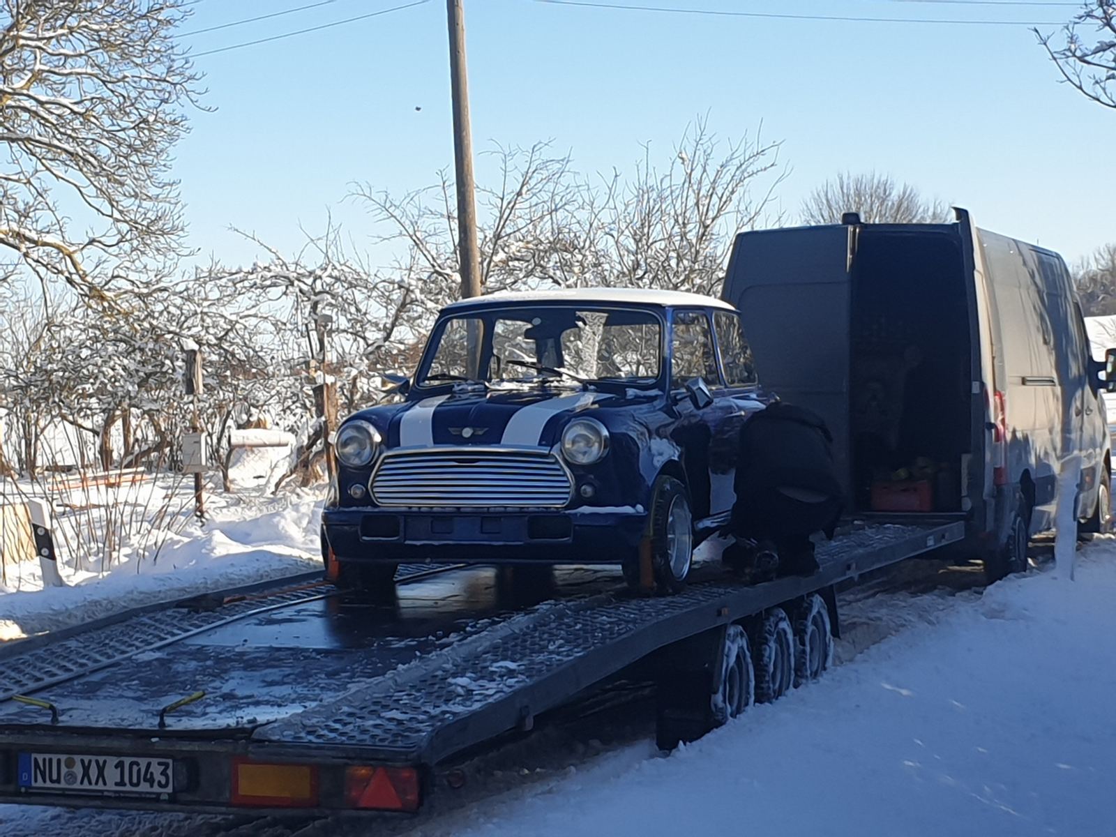 Klassischer Mini auf dem Anhänger im Schnee