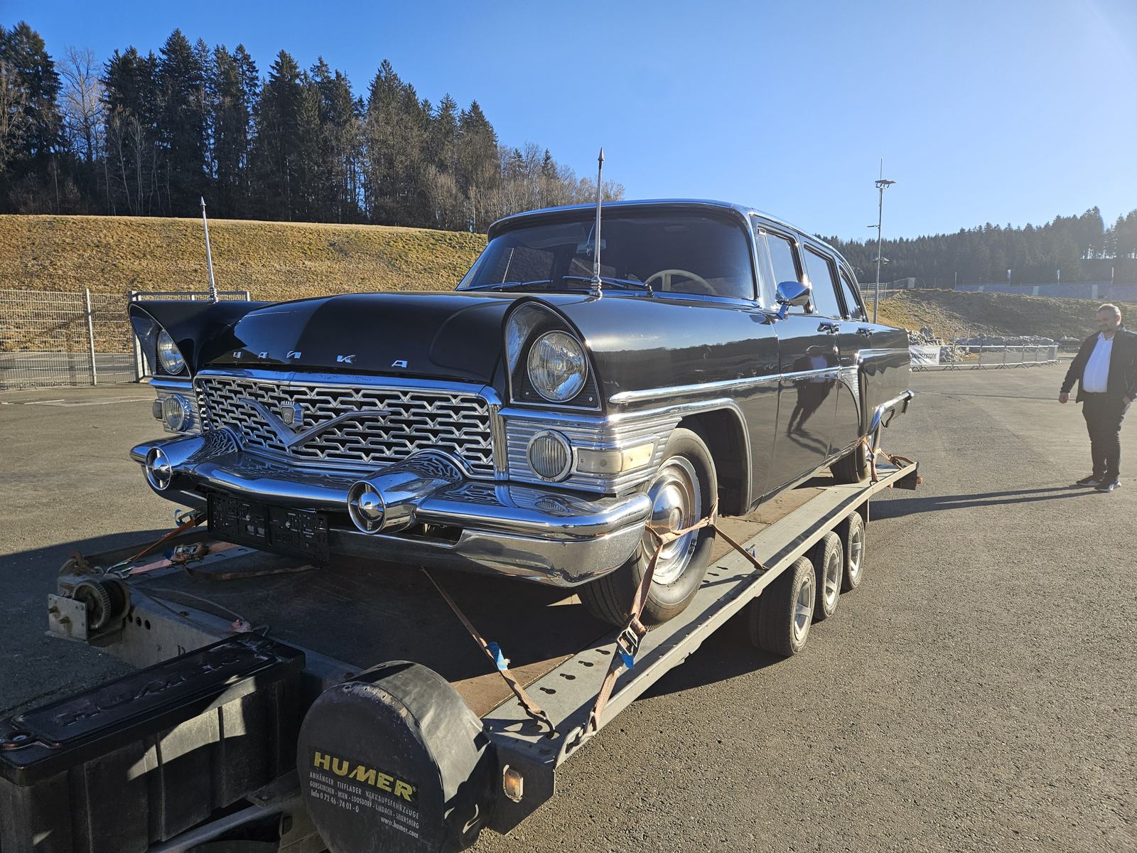 Oldtimer-Limousine auf dem Transporter
