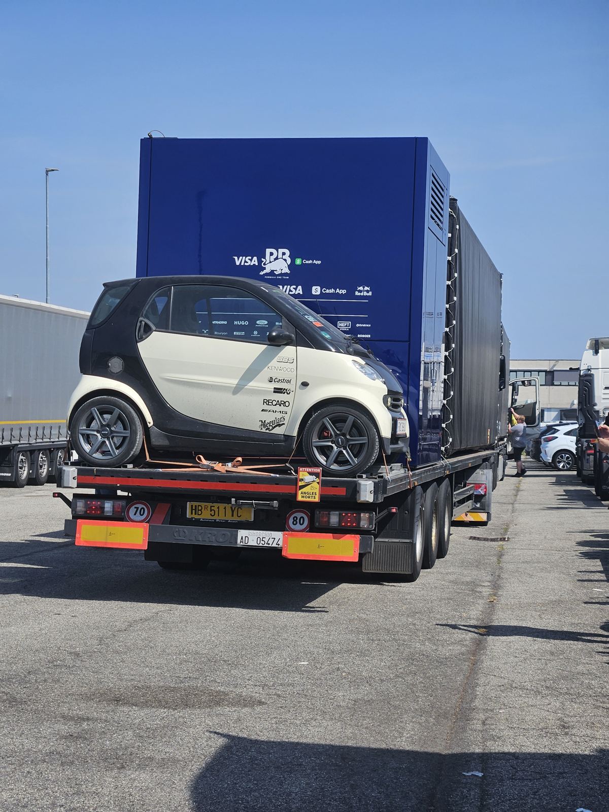 Kleinwagen beim Transport