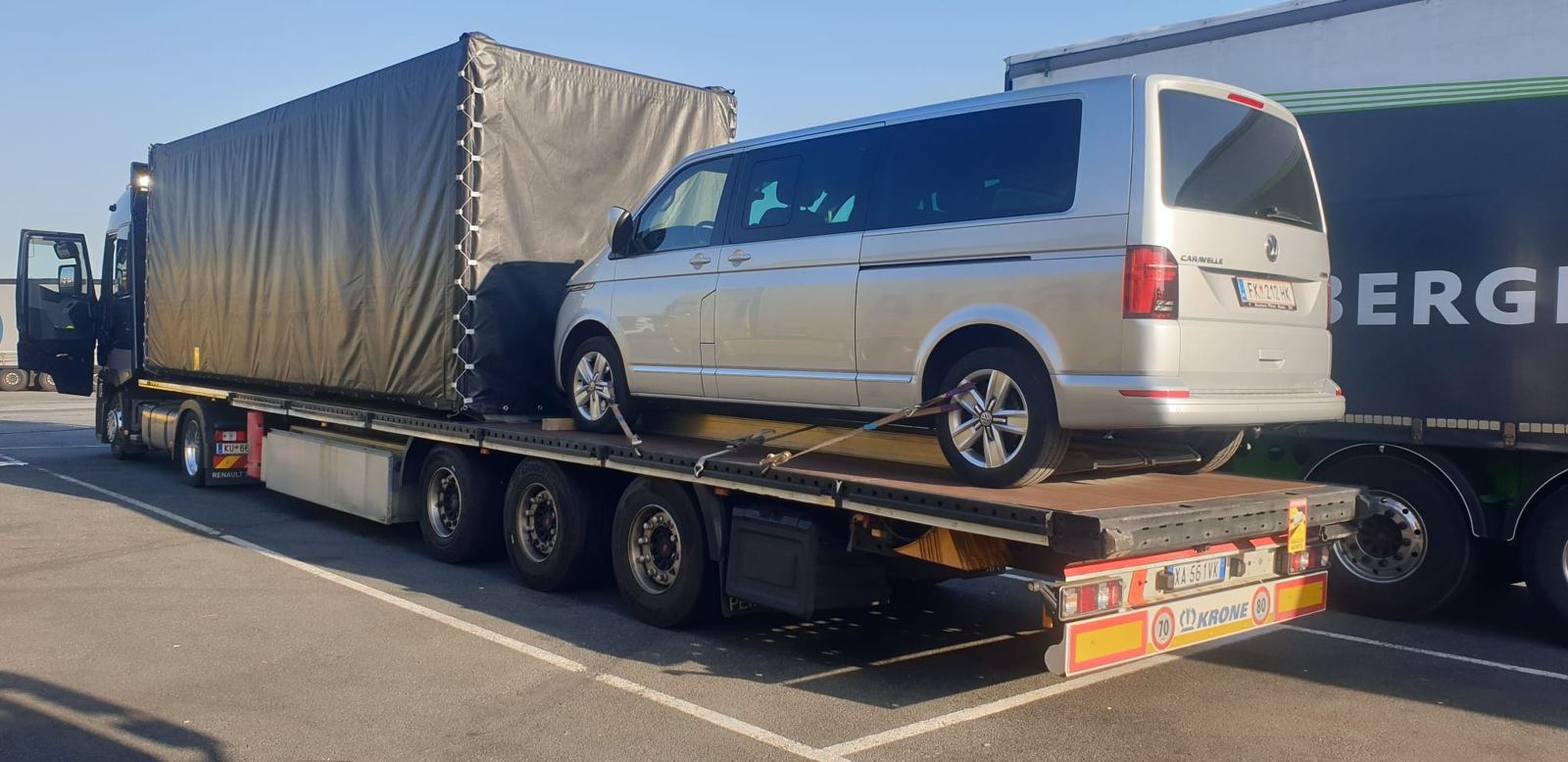 Transporter auf einem Tieflader