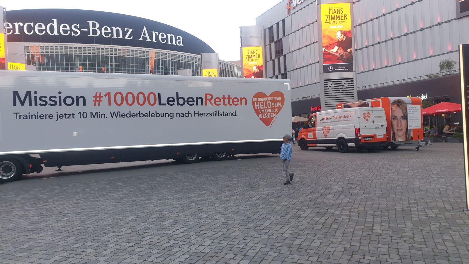 Showtruck vor einer Arena