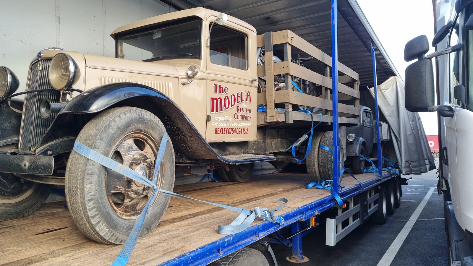 Historischer Lkw auf dem Tieflader verzurrt