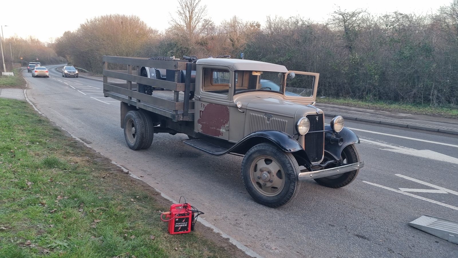 Historischer Pritschenwagen am Straßenrand