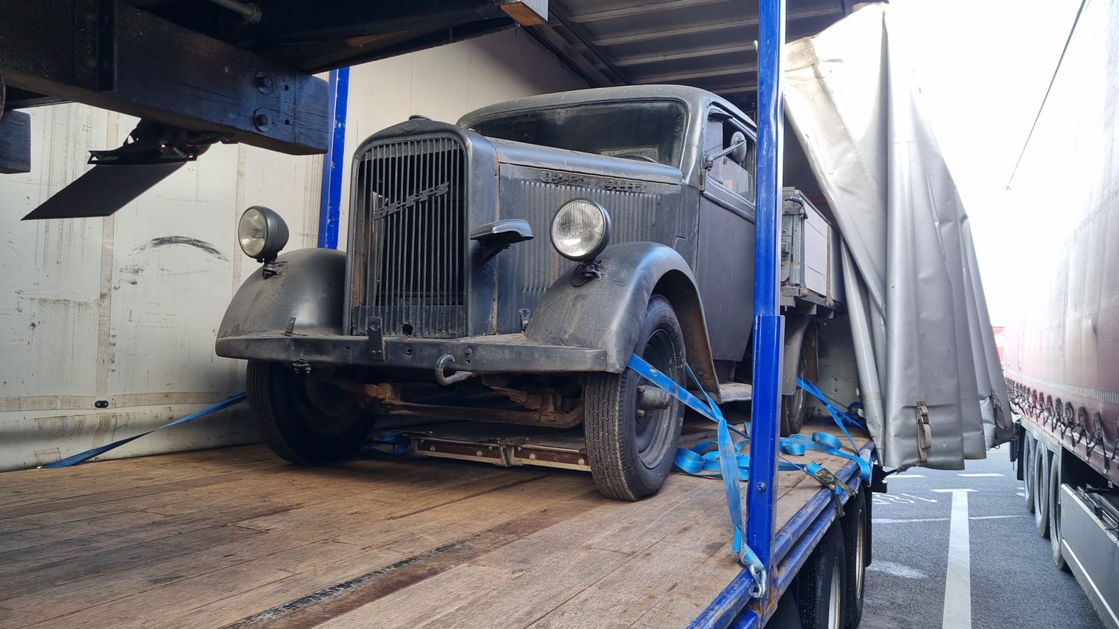 Oldtimer-Lkw gesichert auf dem Transporter